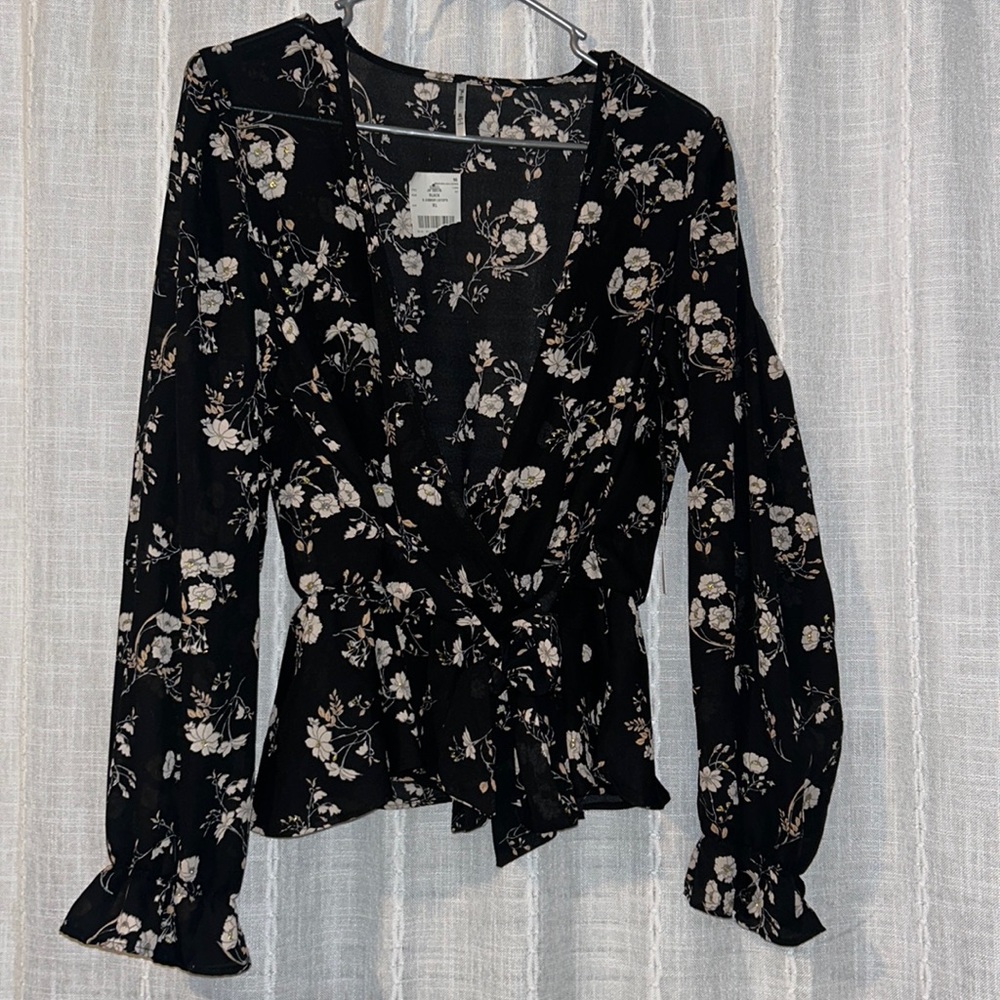 Cute Dressy top || Black with creamy/light pink details